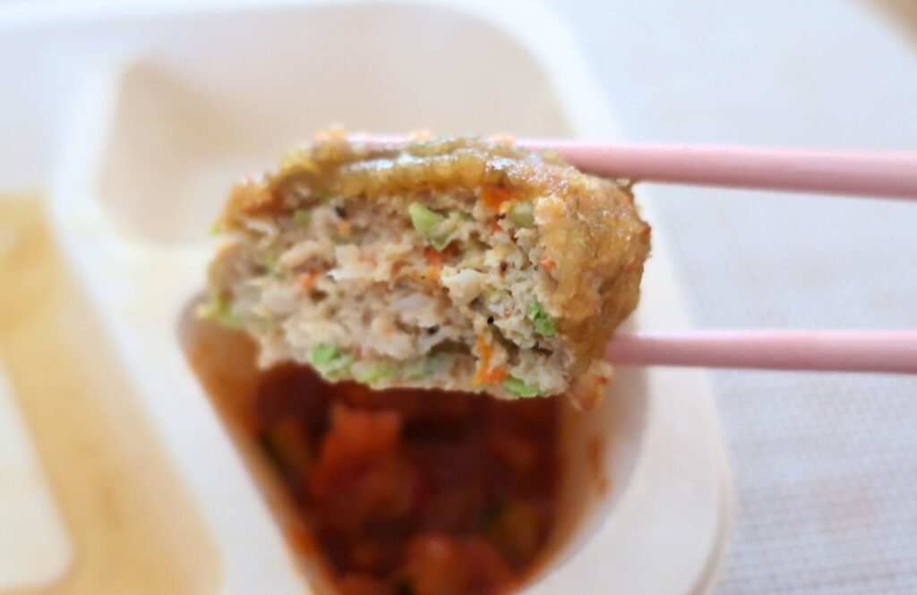 筋肉食堂DELIダイエットコースハンバーグ持ち上げた