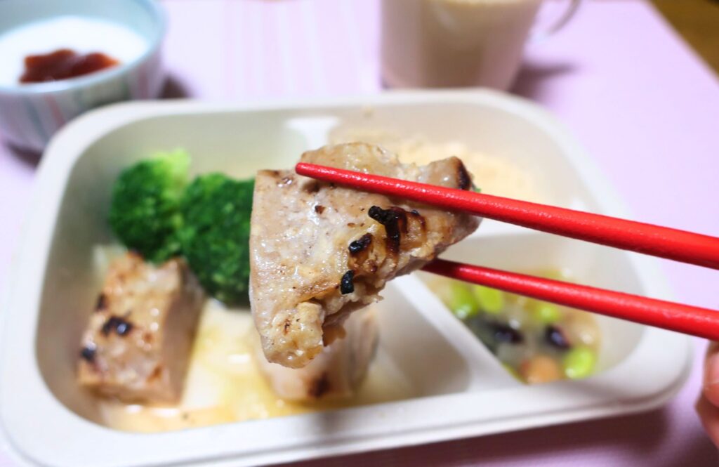筋肉食堂DELIダイエットコース塩麹持ち上げた